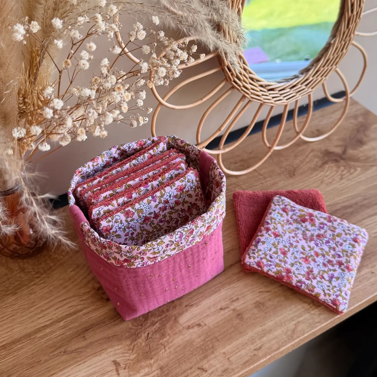 panière de rangement en double gaze à pois dorés couleur framboise avec 7 lingettes en éponge de bambou rouille et tissu coton à fleurs roses