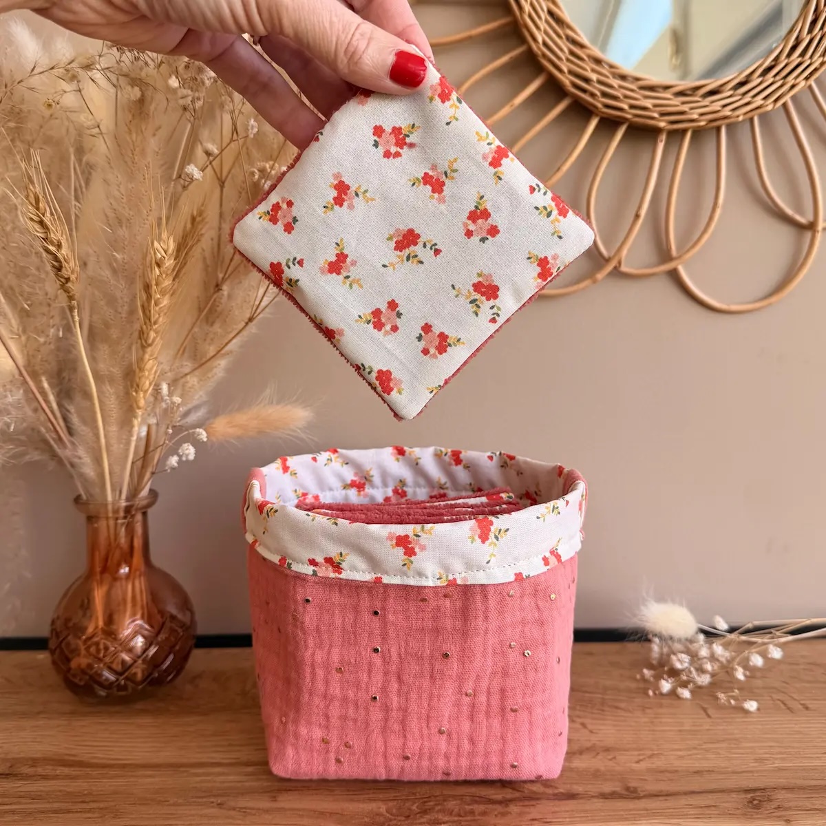 panière en double gaze à pois dorés couleur corail avec lingettes lavables couleur ivoire à petites fleurs