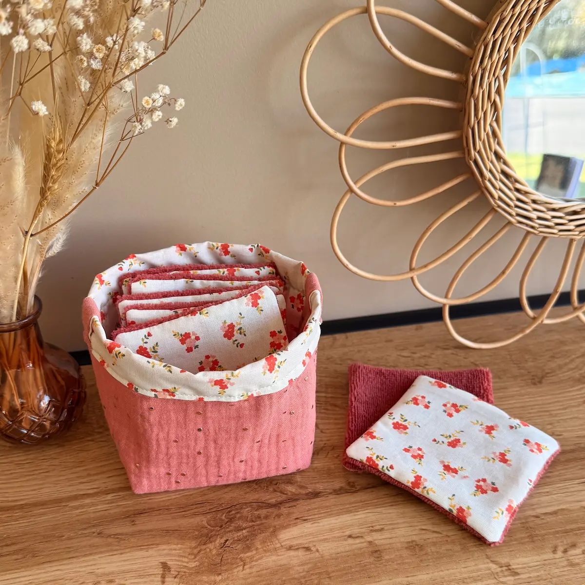 panière en double gaze à pois dorés couleur corail avec lingettes lavables couleur ivoire à petites fleurs