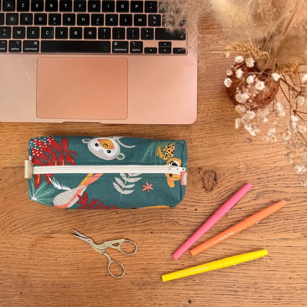 trousse d'école rectangle en tissu vert avec des singes, perroquets et toucan