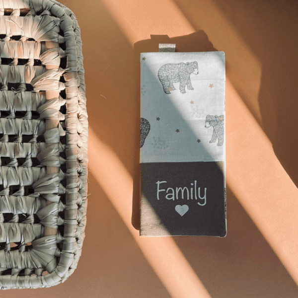 protège livret de famille avec un tissu ours polaires sur fond blanc et un tissu uni beige sur lequel est écrit Family avec un coeur