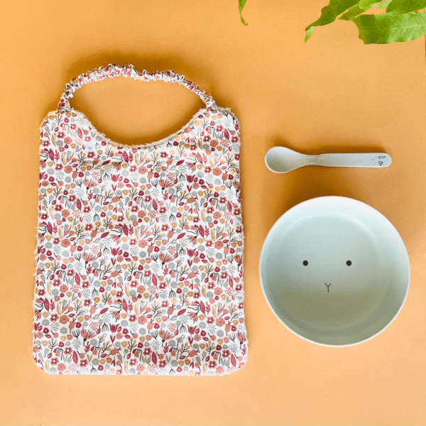 bavoir élastique avec un tissu à fleurs dans les tons marsala au recto et un tissu éponge blanche au verso