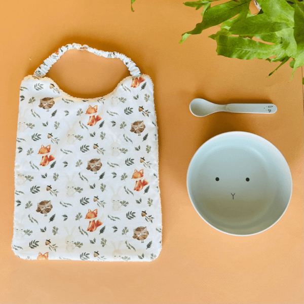 bavoir élastique avec un tissu hiboux et renards sur fond blanc au recto et un tissu éponge blanche au verso