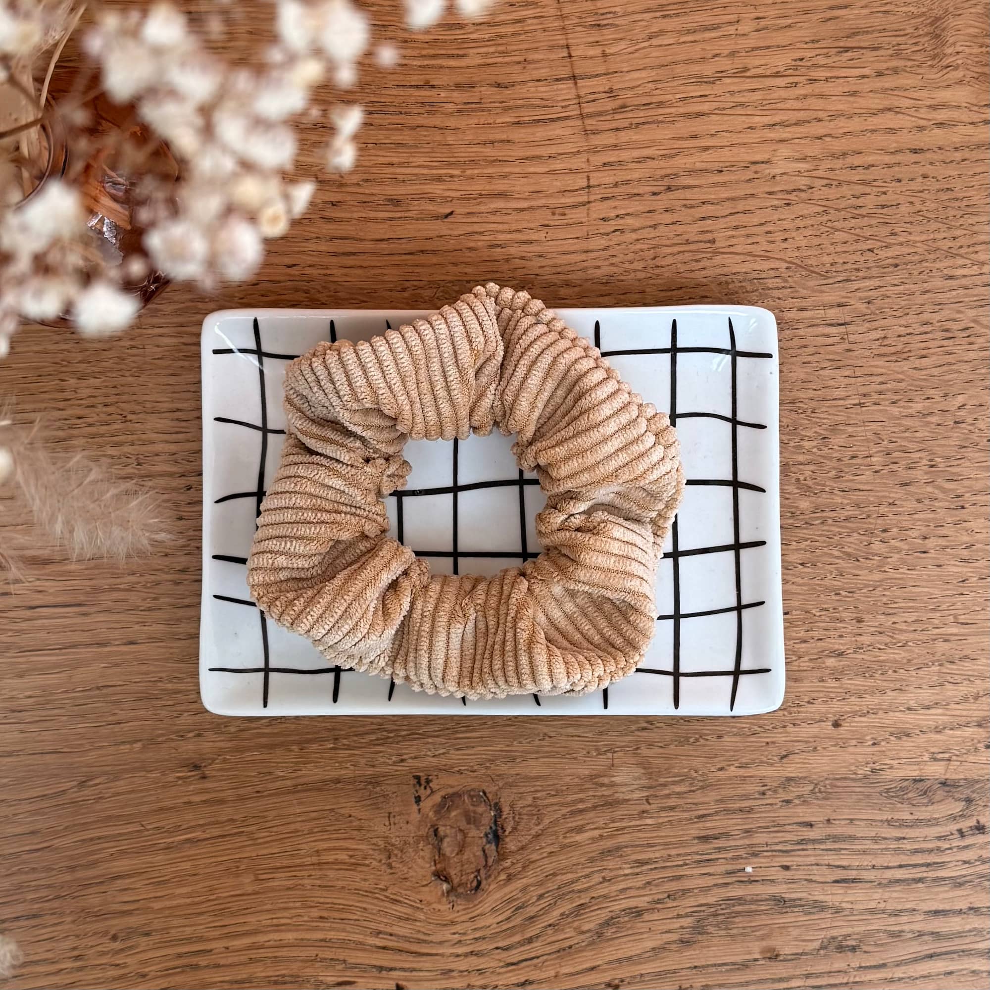 chouchou en velours côtelé de couleur blé