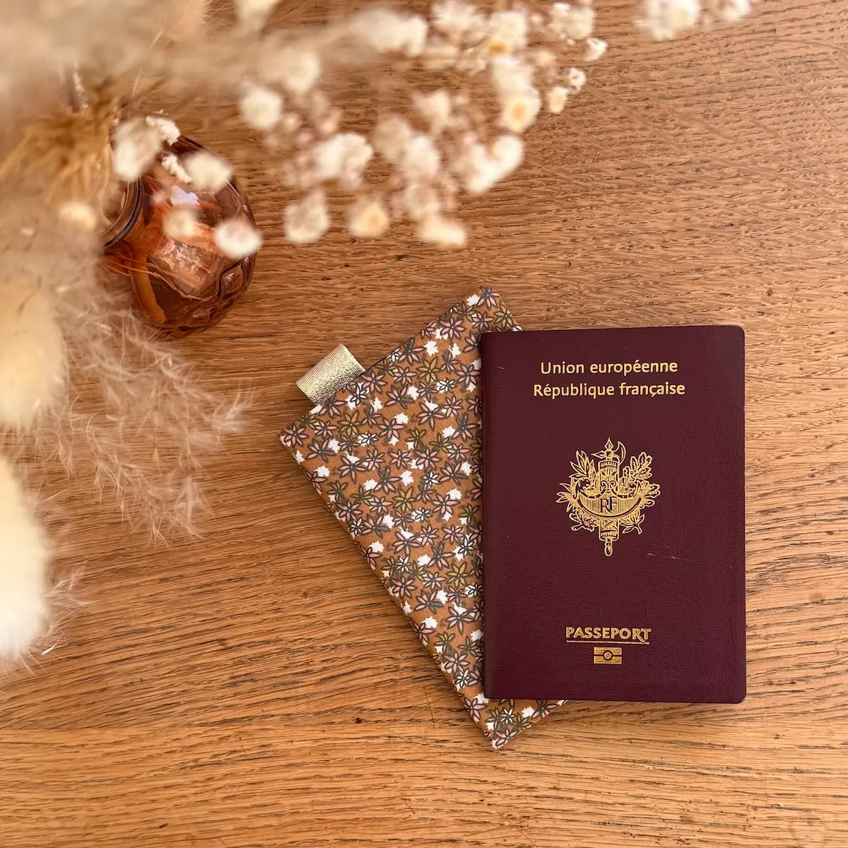 protège passeport avec un tissu coton marron avec des petites fleurs