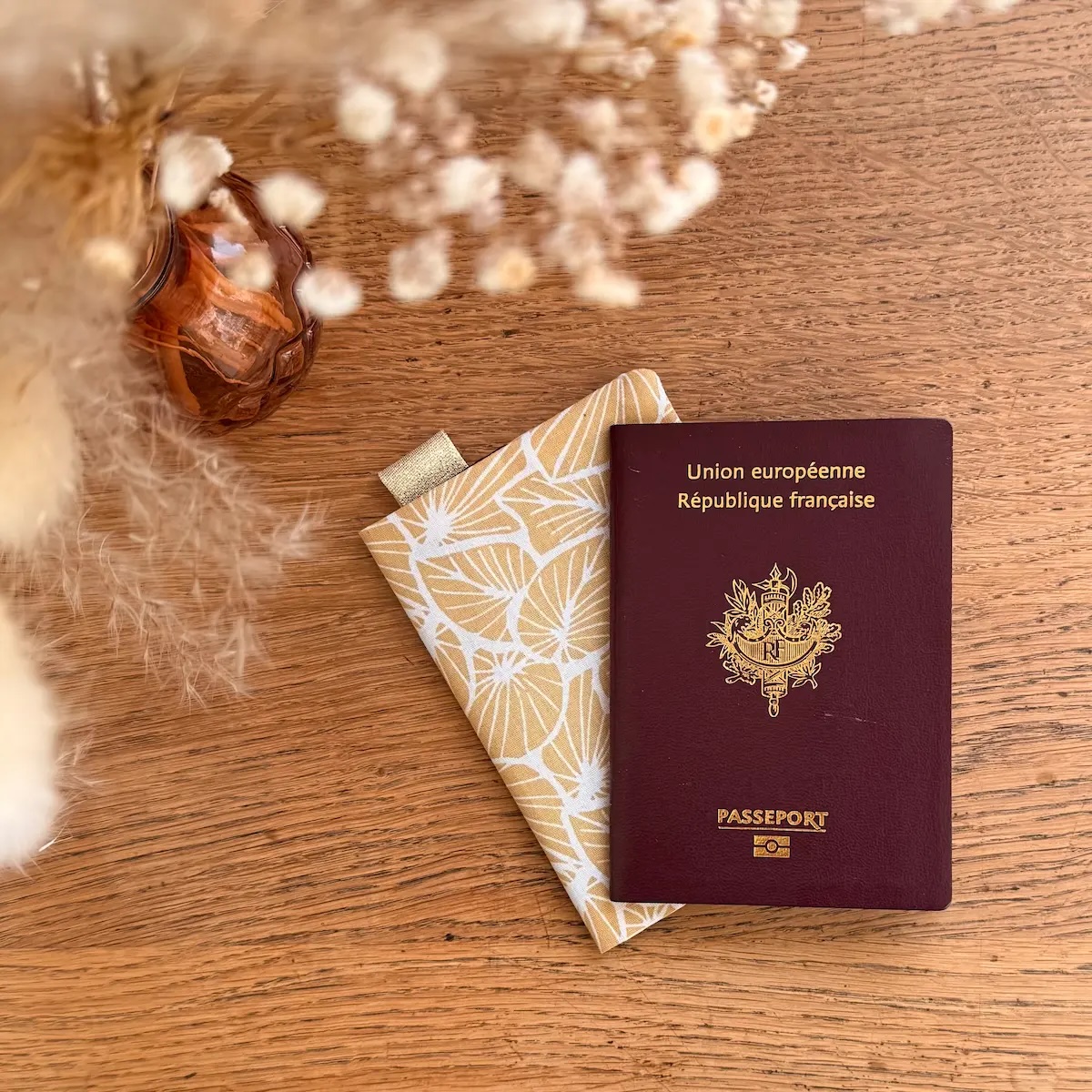 protège passeport avec un tissu feuillage couleur blé