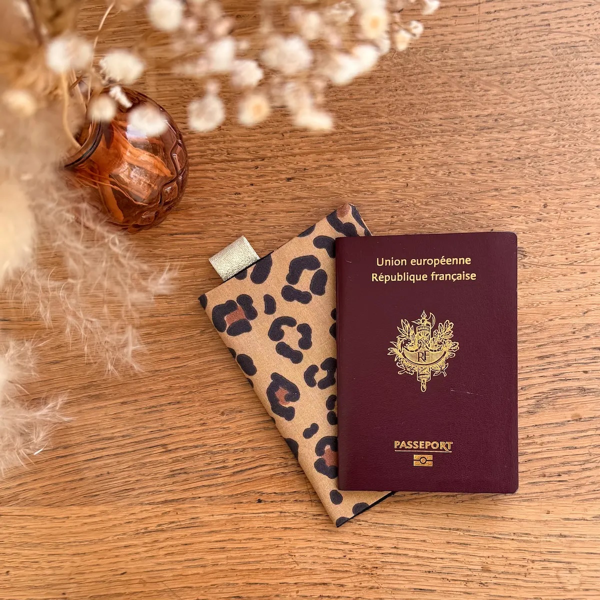 protège passeport avec un tissu camel avec des taches léopard marron et noires