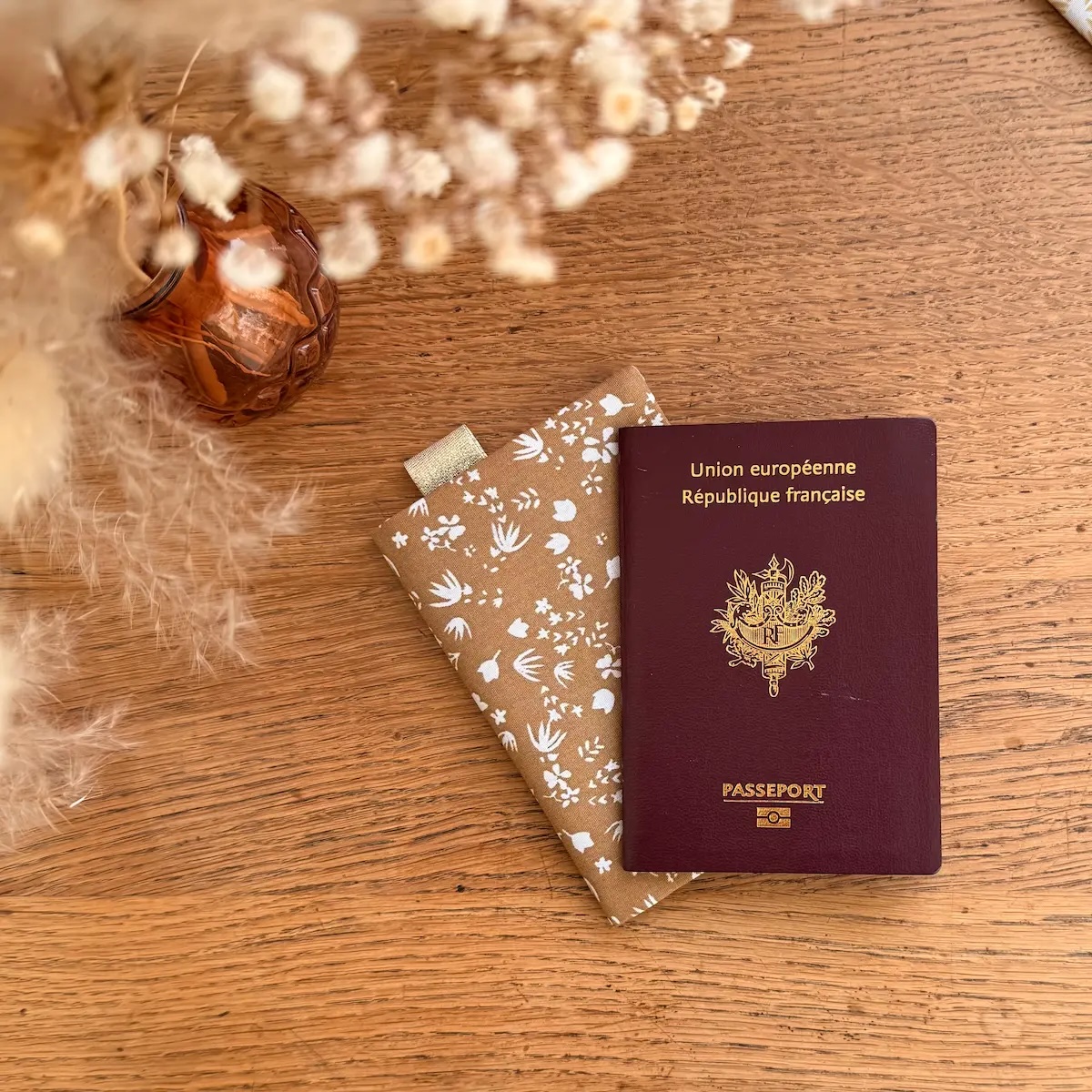 protège passeport avec un tissu coton camel à petites fleurs blanches