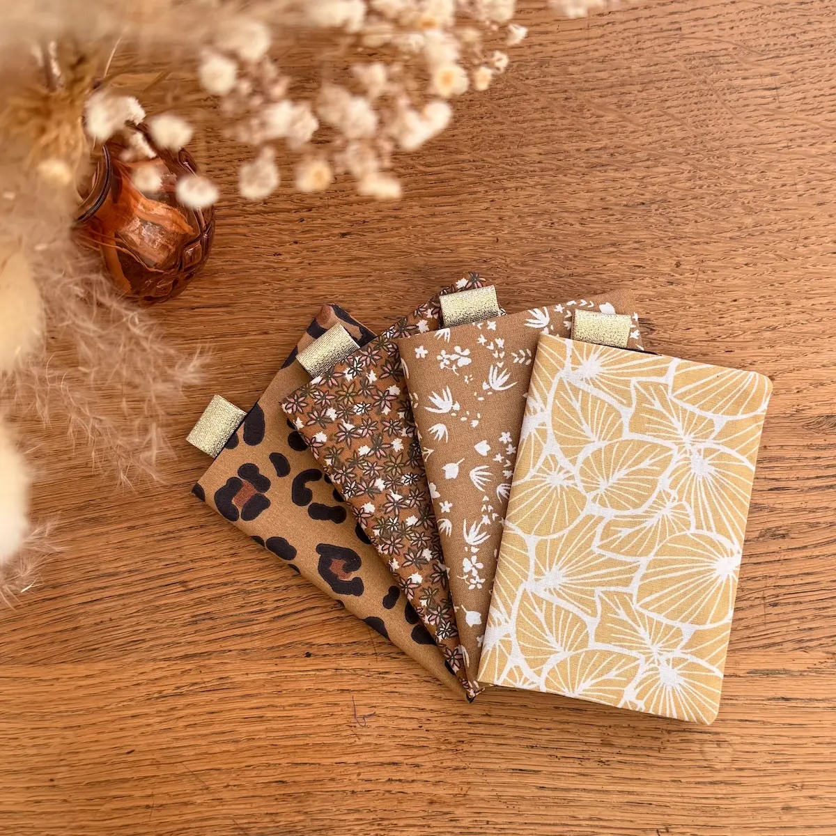 protege passeport léopard, petites fleurs et feuillages