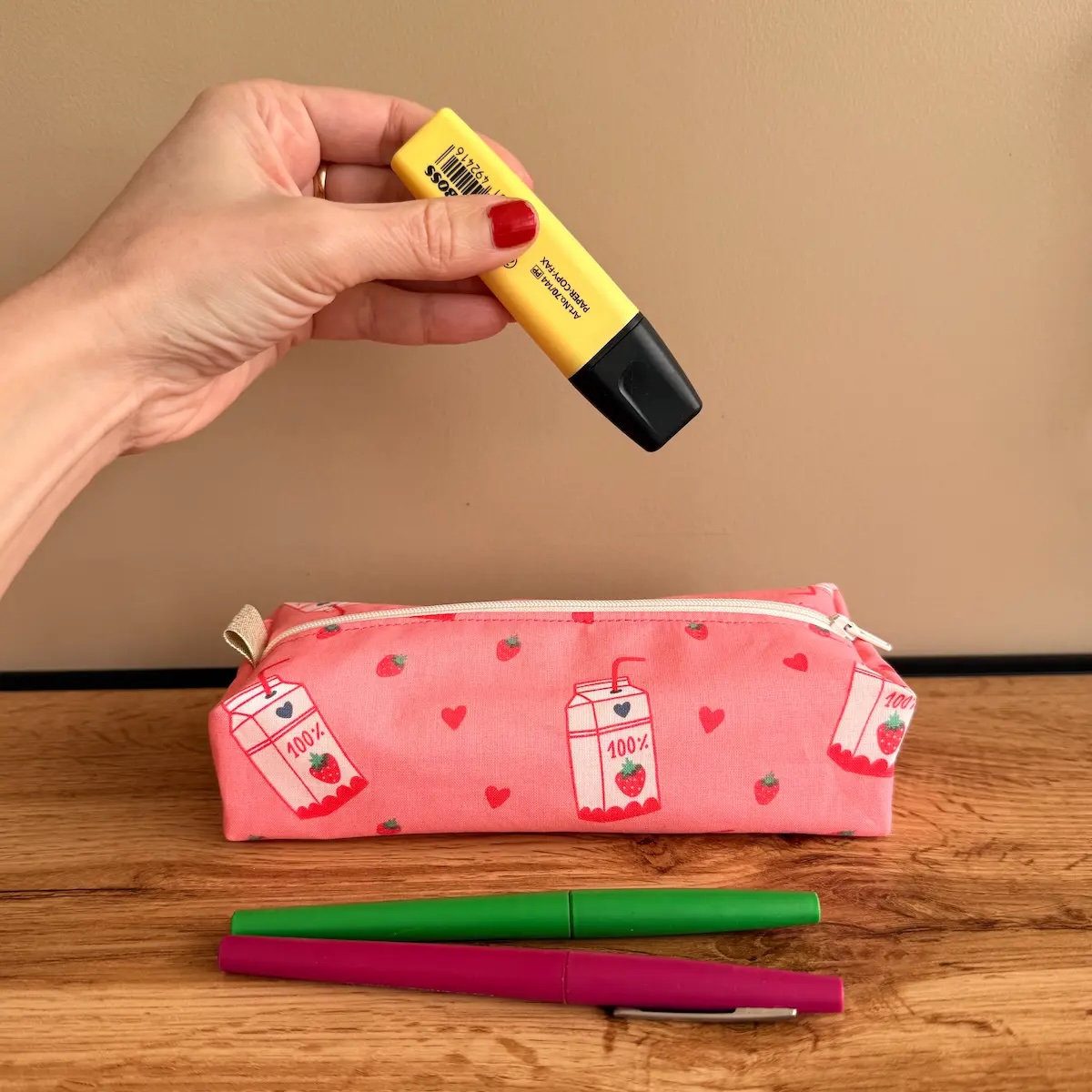 trousse d'école en coton rose avec des bouteilles de lait et des petites coeurs rouge