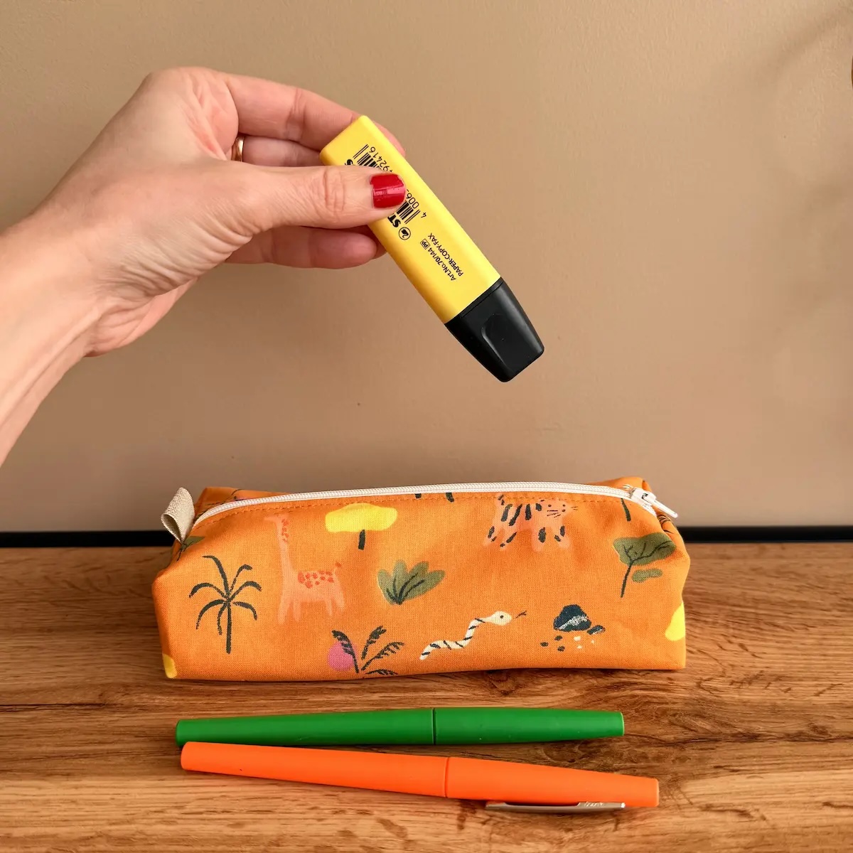 trousse à crayons en coton orange avec des animaux de la savane