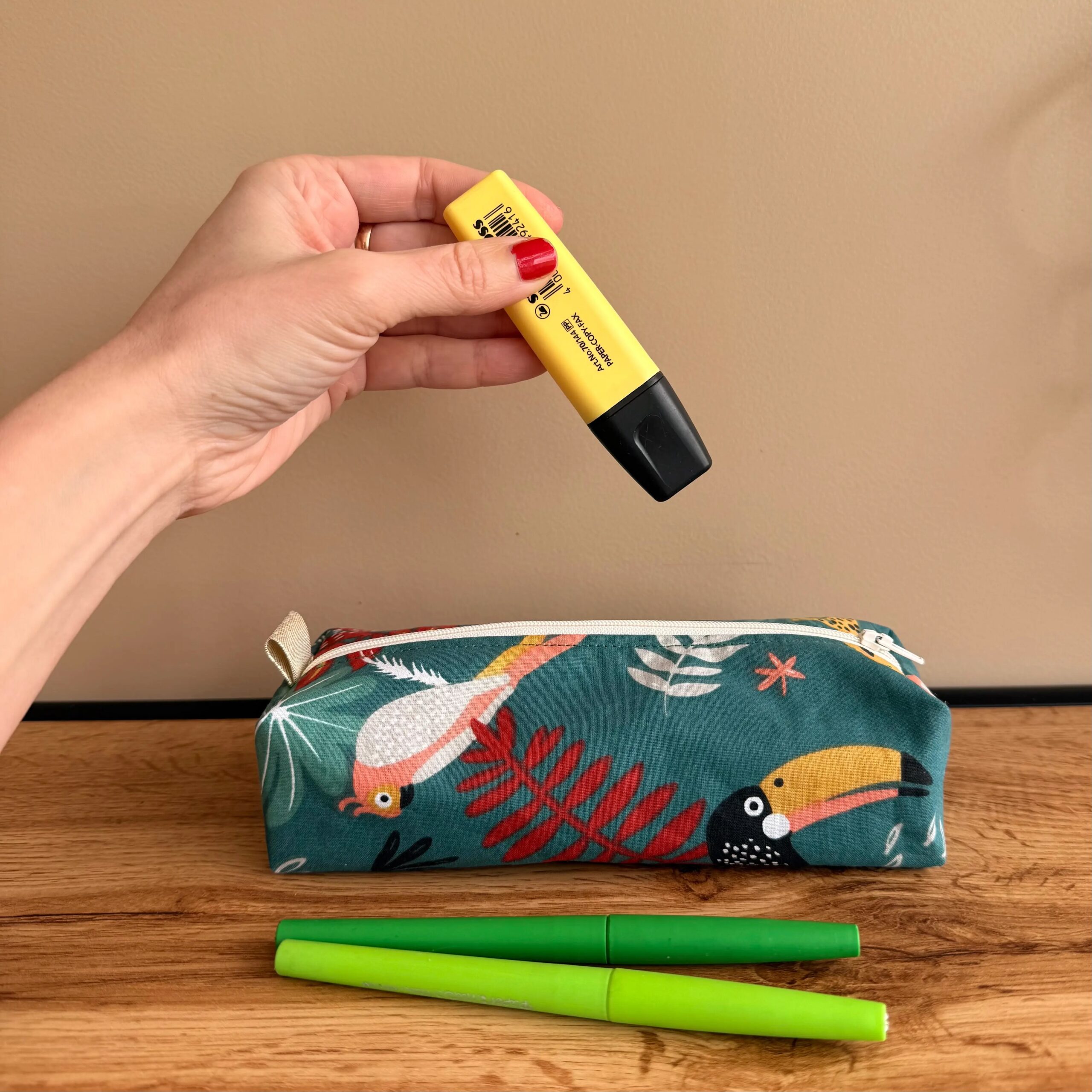 trousse d'école rectangulaire avec un tissu vert présentant des toucans, des perroquets et des singes