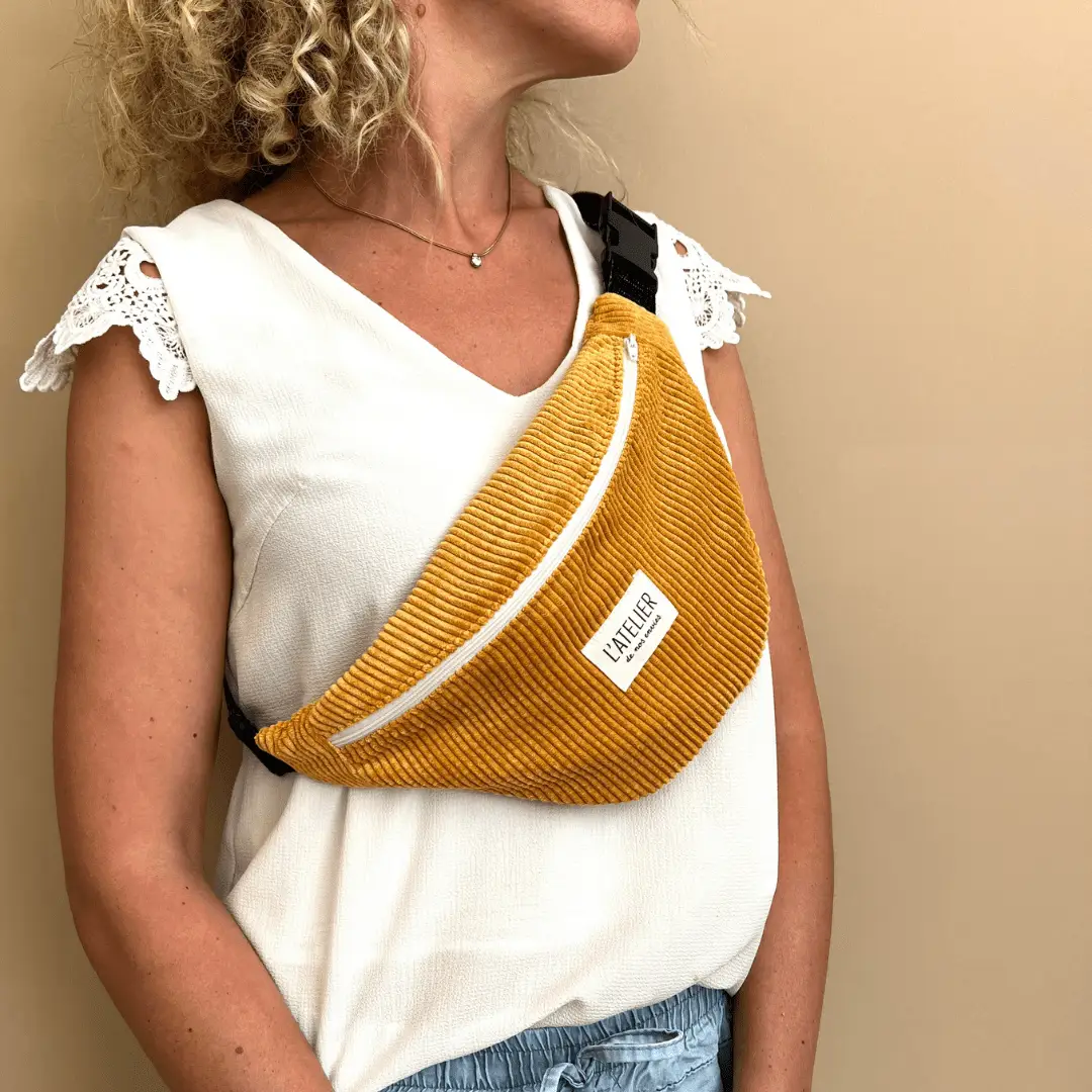 sac banane en velours côtelé jaune porté en bandoulière