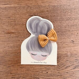 barrette en forme de noeud en tissu velours côtelé et de couleur moutarde
