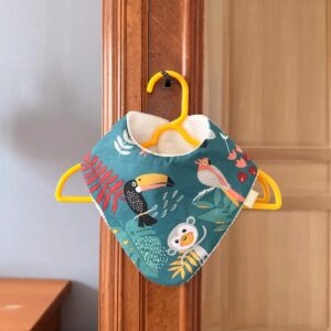 bavoir bandana de couleur verte avec des toucans, des singes et des perroquets