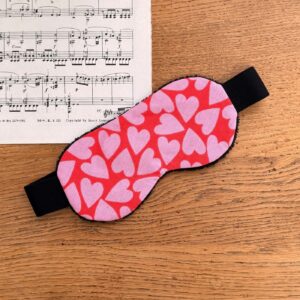 Masque de nuit en tissu rouge avec des coeurs roses, doux et confortable pour dormir