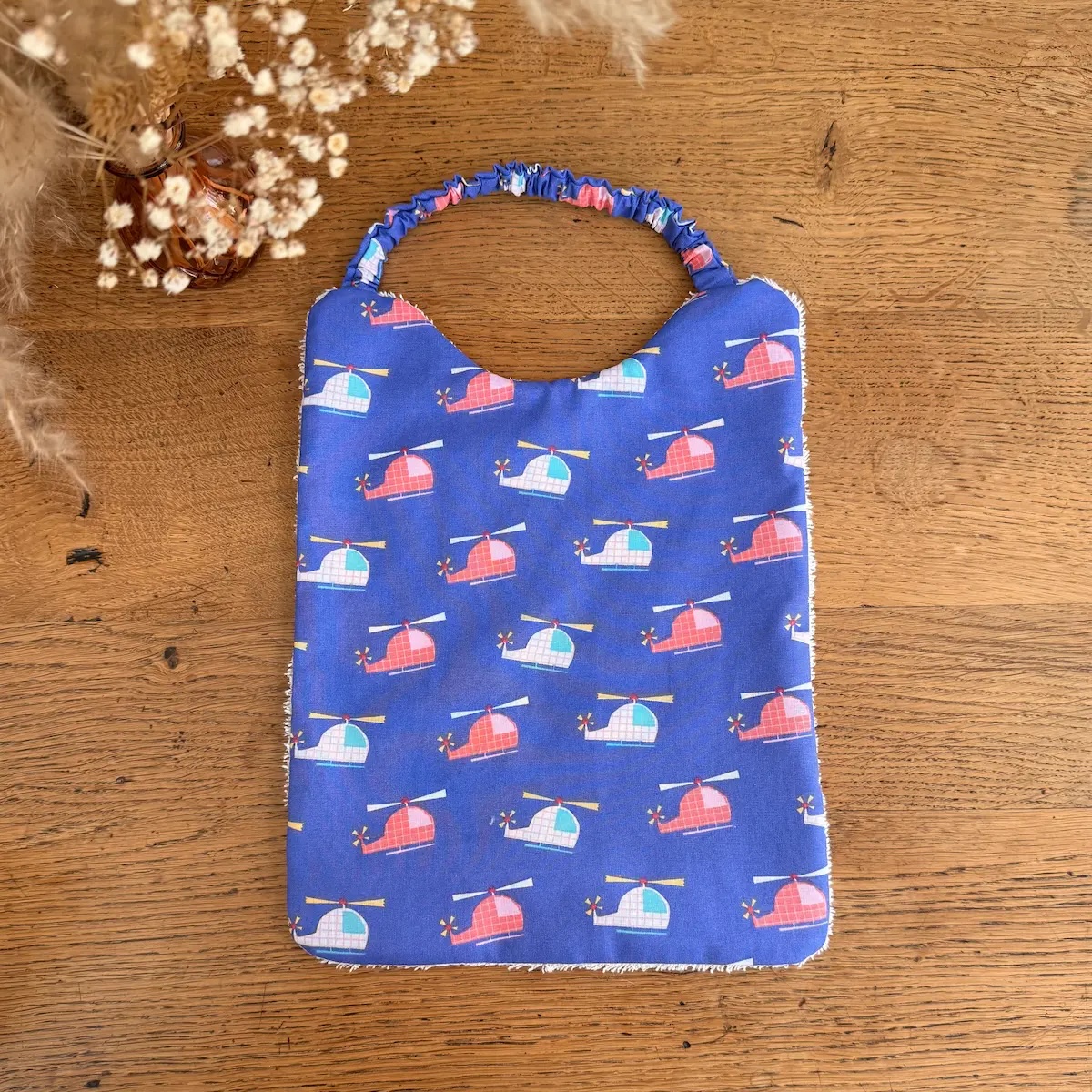 bavoir élastique en éponge et tissu coton bleu avec des hélicoptères
