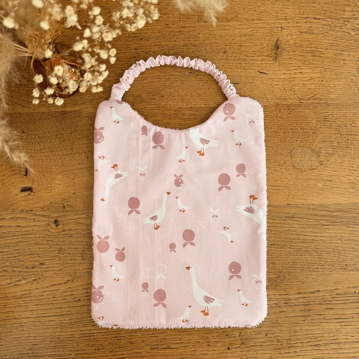 bavoir élastique en éponge ivoire et tissu coton rose avec des oies