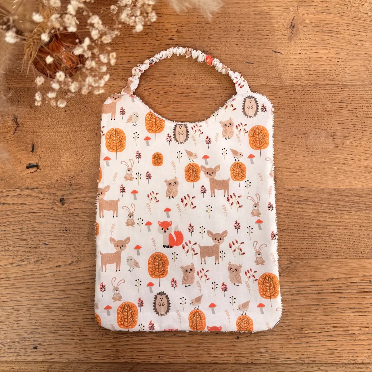 bavoir élastique en éponge et tissu coton blanc avec des renards, des biches et des hiboux