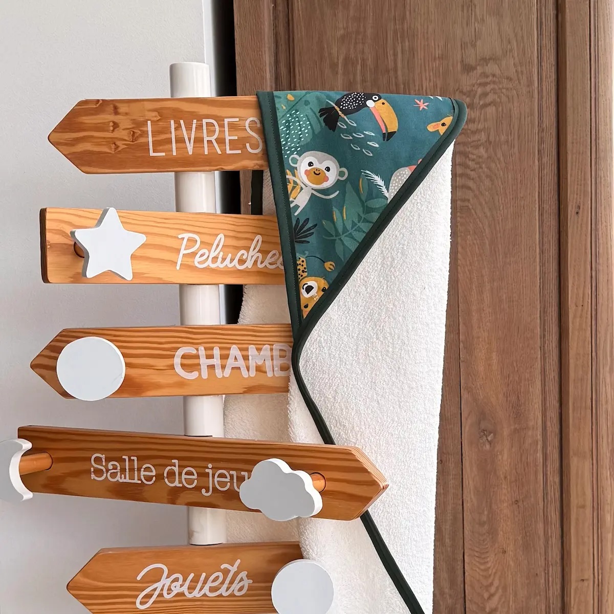 cape de bain en éponge blanche et tissu coton vert avec des toucans et des singes