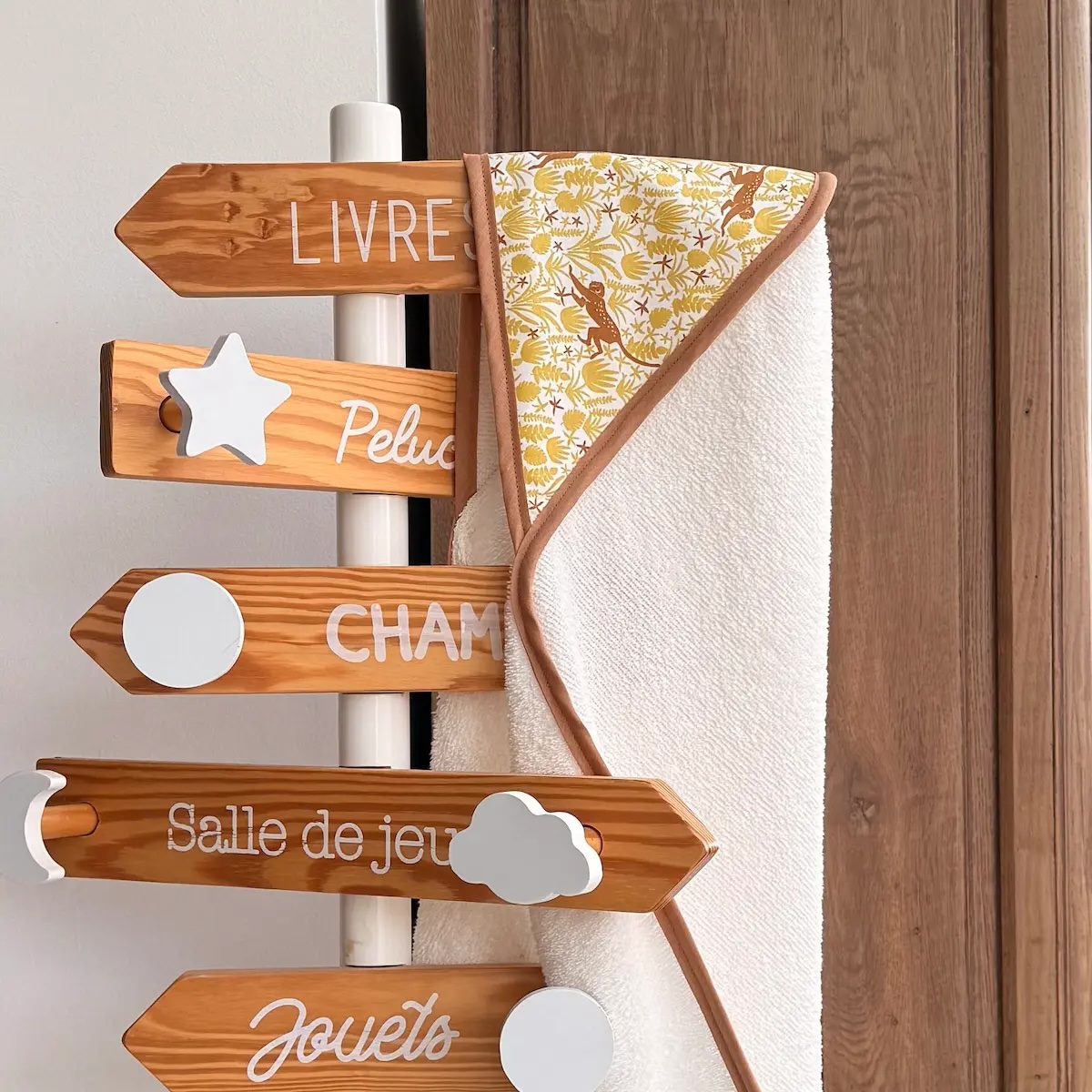 cape de bain en éponge blanche et tissu coton imprimé à motifs singes et feuillages