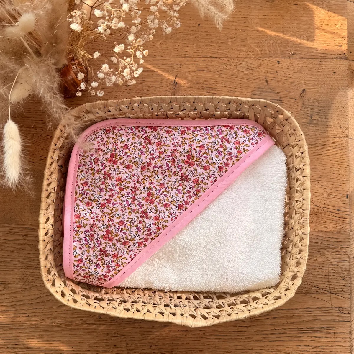 cape de bain pour bébé en éponge ivoire et tissu coton rose avec des fleurs