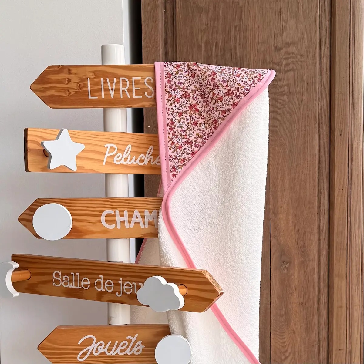 cape de bain en éponge blanche et tissu imprimé à fleurs rose