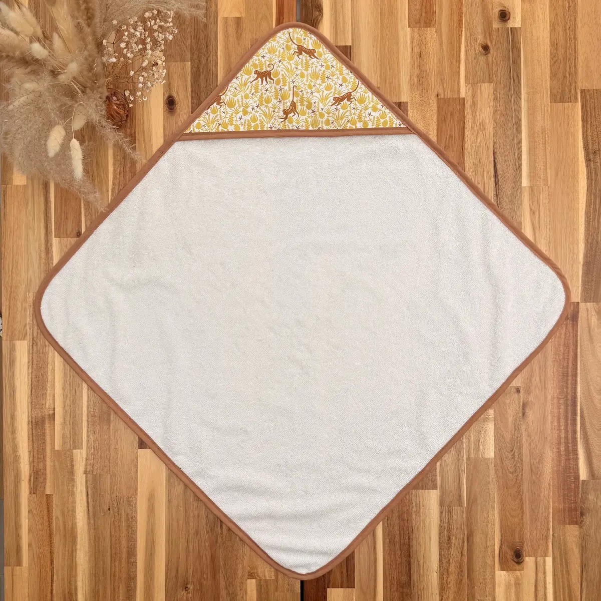 cape de bain pour bébé en éponge ivoire et tissu coton blanc avec des singes et des feuillages jaune