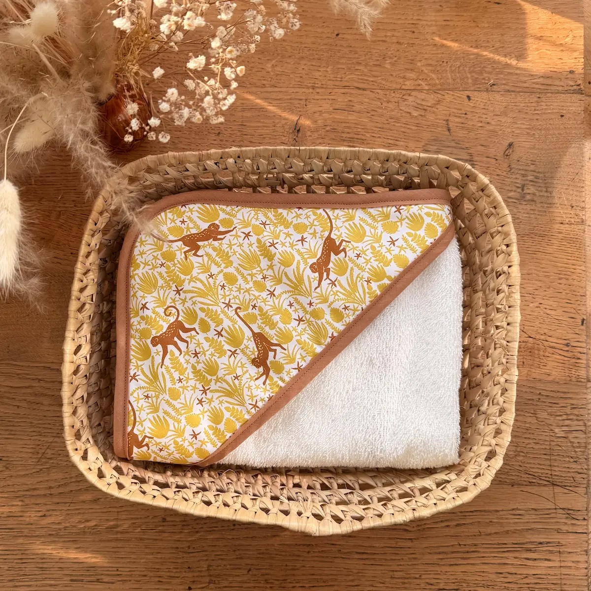 cape de bain pour bébé en éponge ivoire et tissu coton blanc avec des singes et feuillages jaune