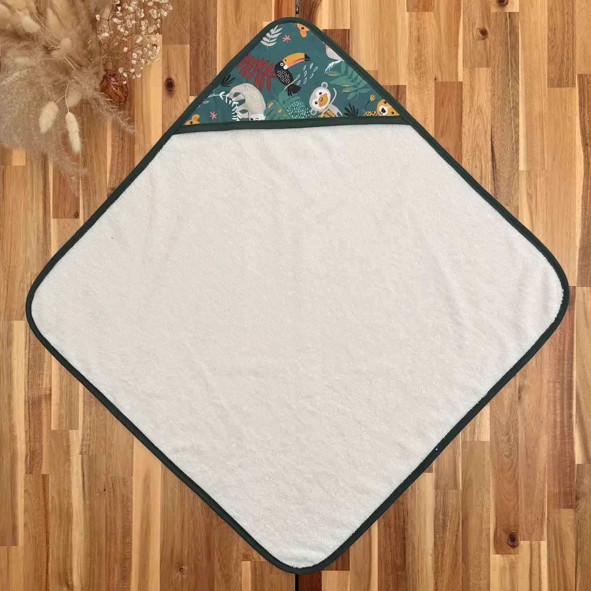 cape de bain en éponge couleur ivoire avec tissu coton vert avec des singes et des toucans