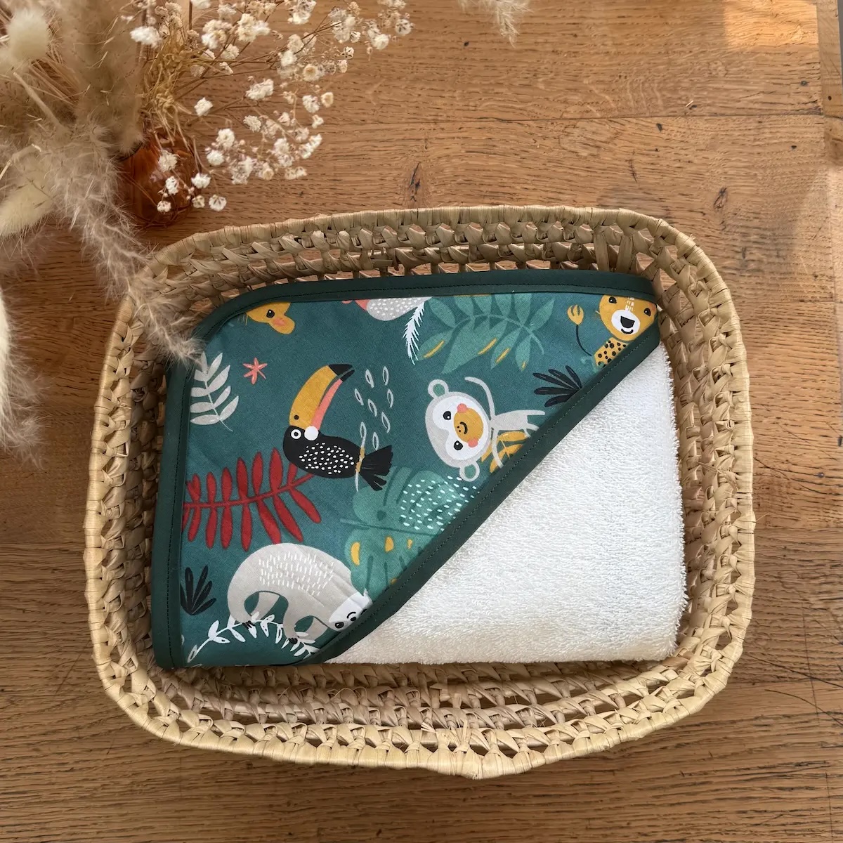 cape de bain pour bébé en éponge ivoire et tissu coton vert avec toucan et singe