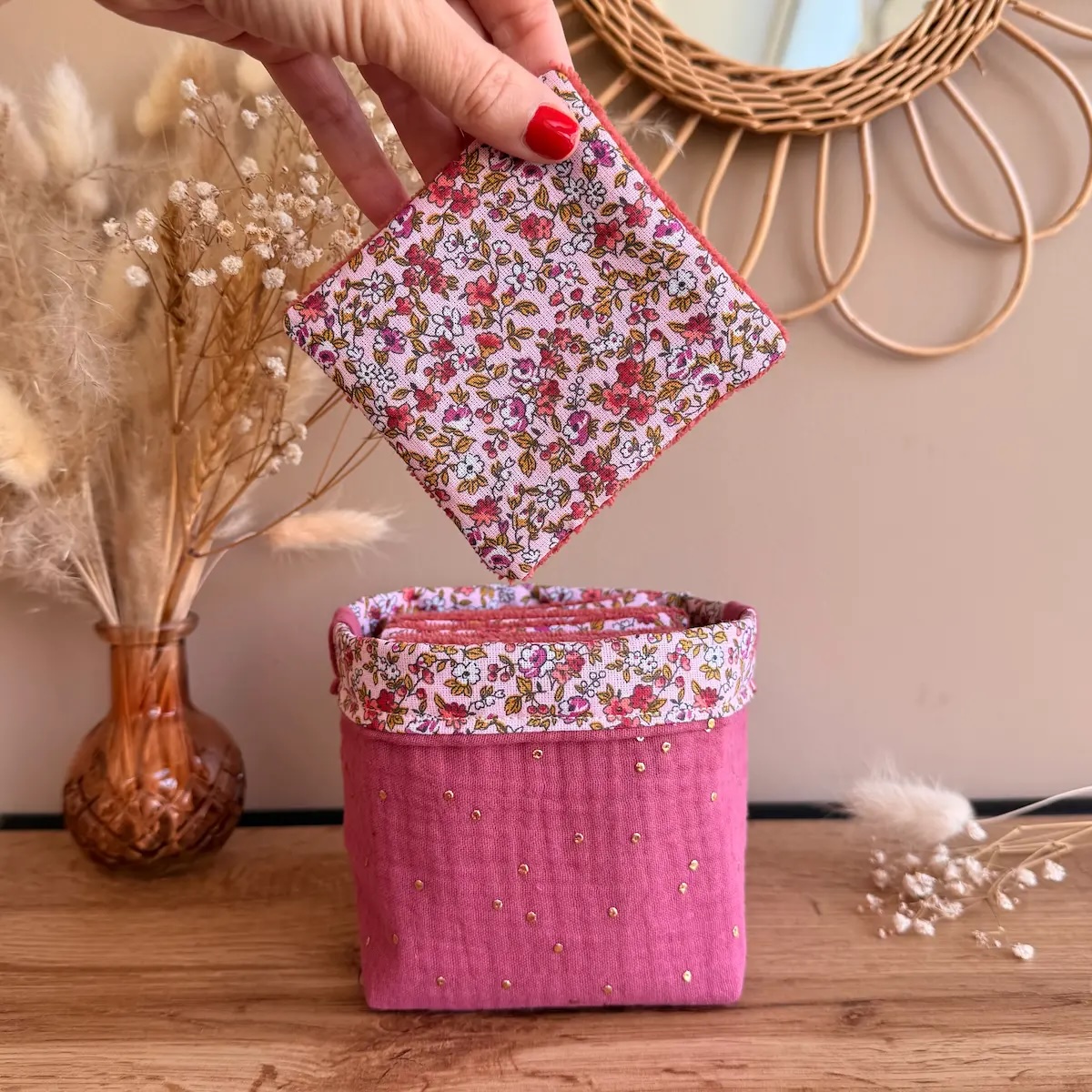 panière en double gaze à pois dorés couleur framboise et lingettes lavables à fleurs roses