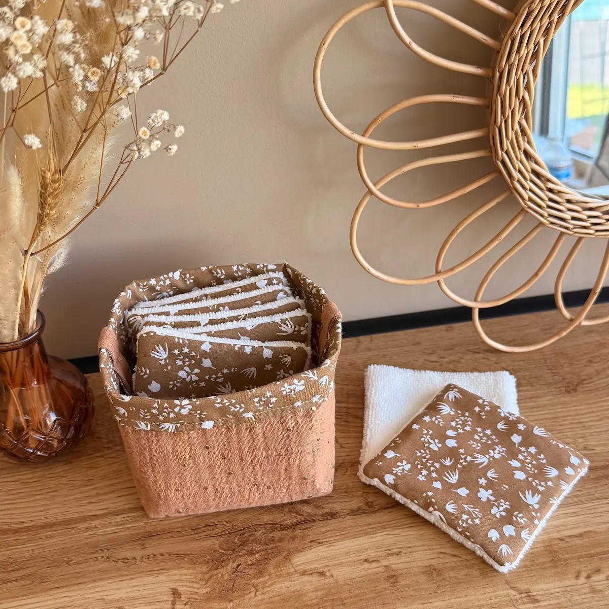 panière en double gaze à pois dorés couleur camel avec des lingettes lavables couleur camel avec des fleurs blanches et éponge de bambou ivoire