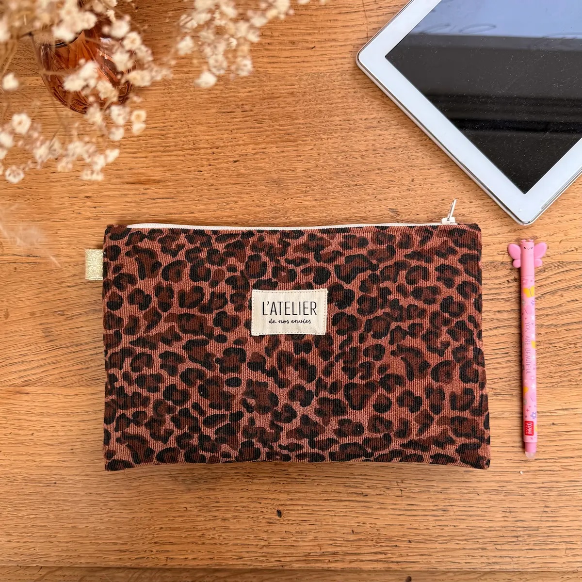 pochette molletonnée pour tablette 8,3 pouces avec un tissu velours côtelé léopard marron