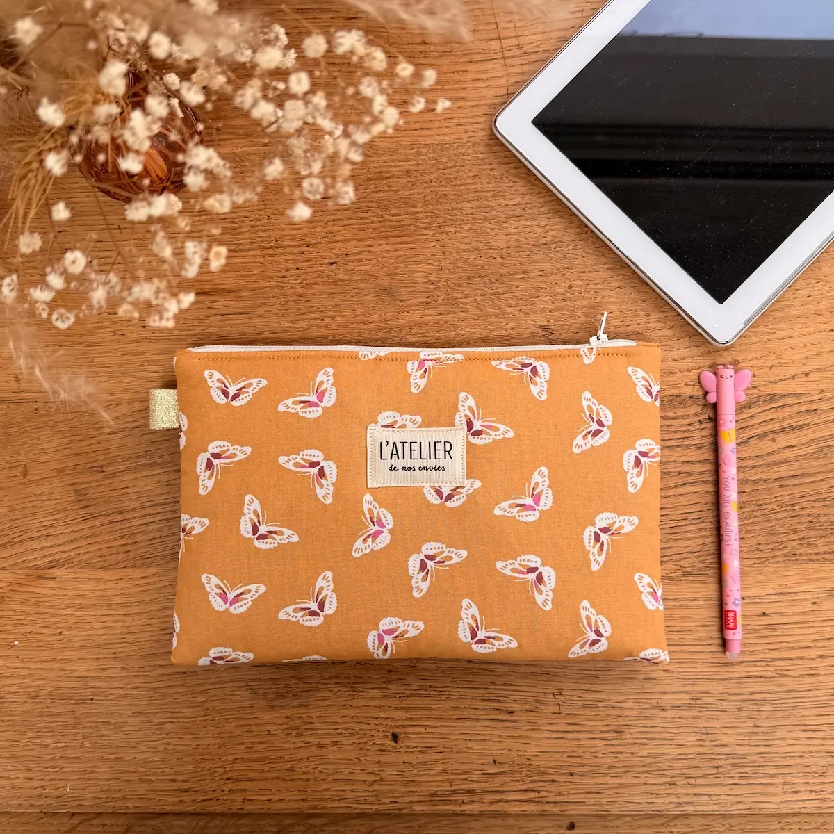 pochette molletonnée pour tablette 8,3 pouces avec un tissu camel à papillons
