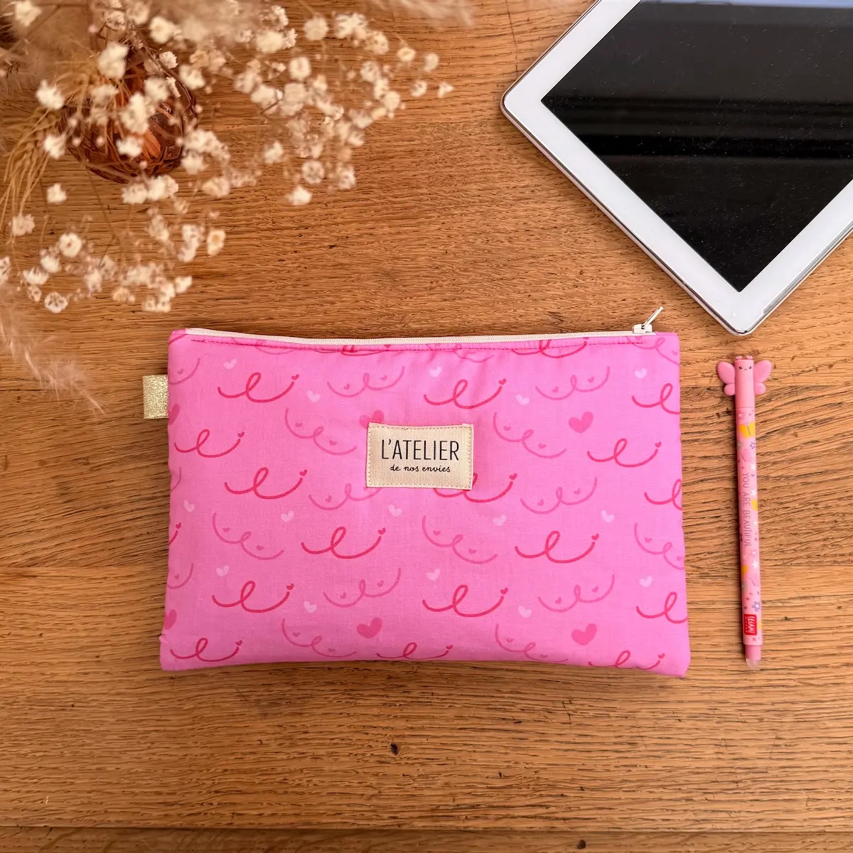 pochette molletonnée à tablette 8,3 pouces avec un tissu rose à seins et coeurs