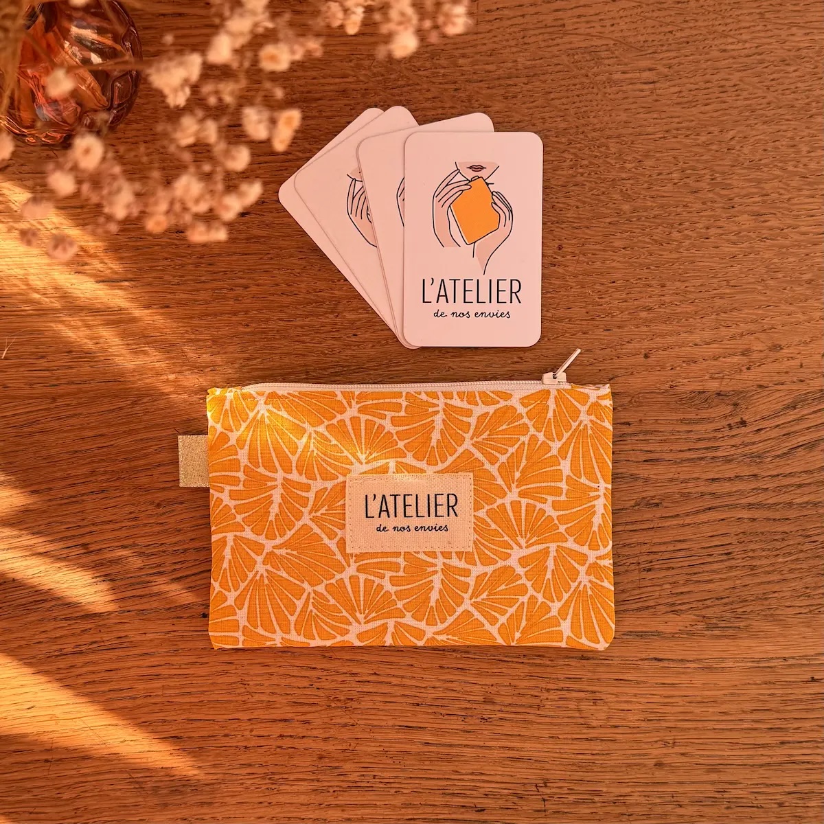 pochette en coton blanc avec des feuillages jaunes