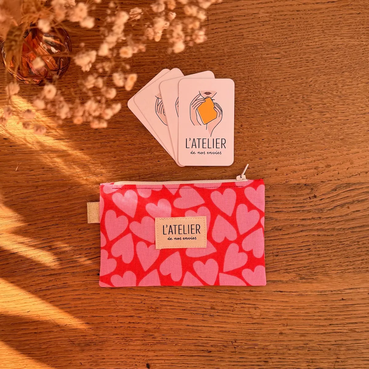 pochette en coton rouge avec des coeurs roses