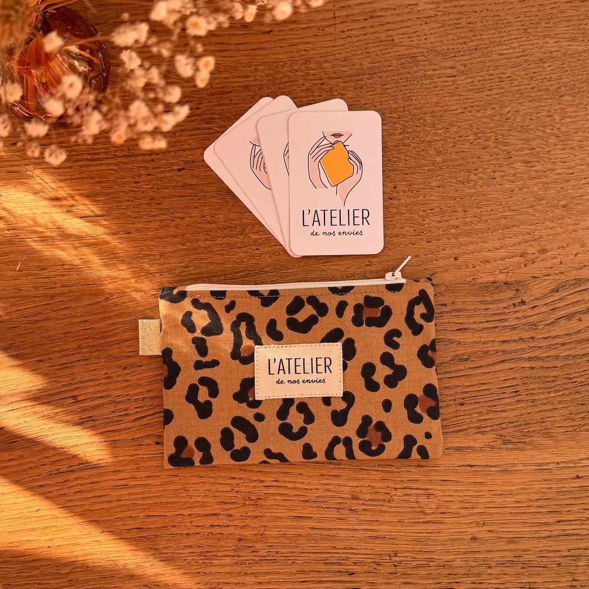 pochette en coton camel avec des taches léopard noires et marron