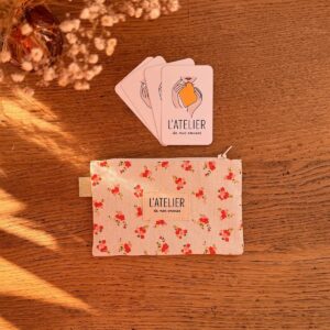 pochette en coton ivoire avec des petites fleurs couleur corail