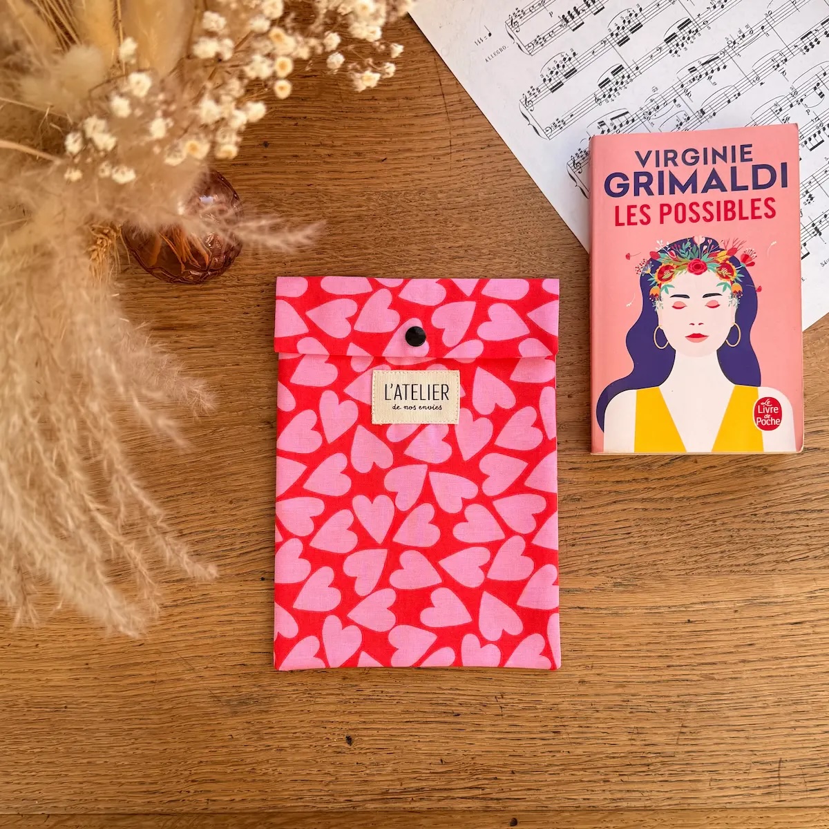 pochette à livre en coton couleur rouge avec des coeurs rose