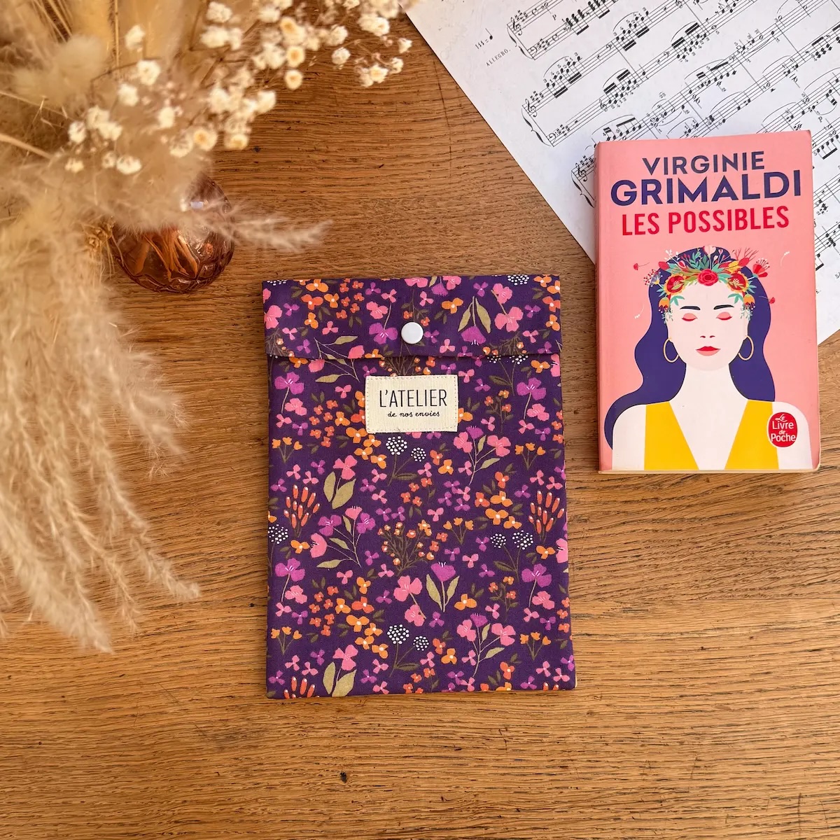 pochette à livre en coton violet avec des petites fleurs rose, orange et vertes
