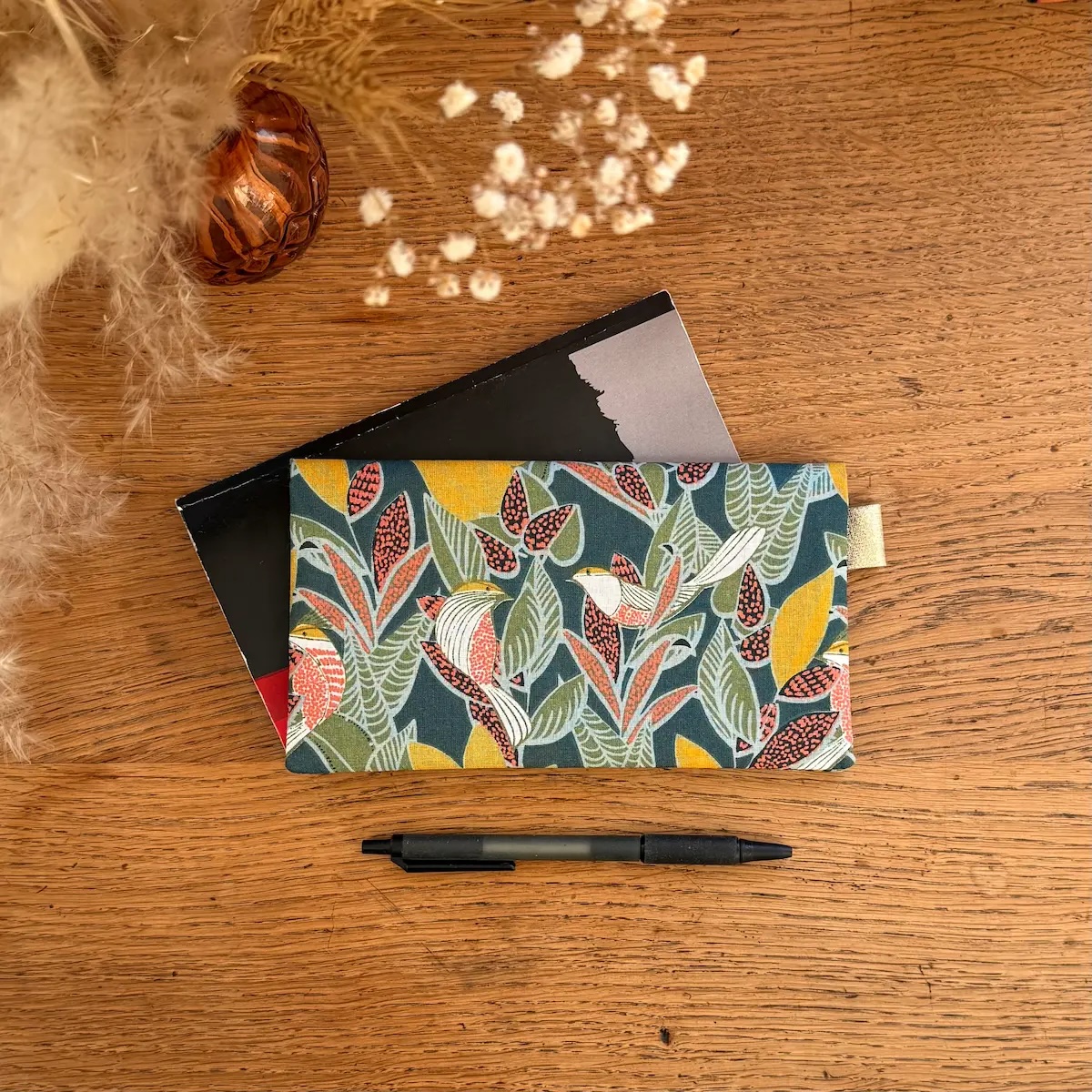 protège chéquier en tissu coton à motif jungle sur fond vert