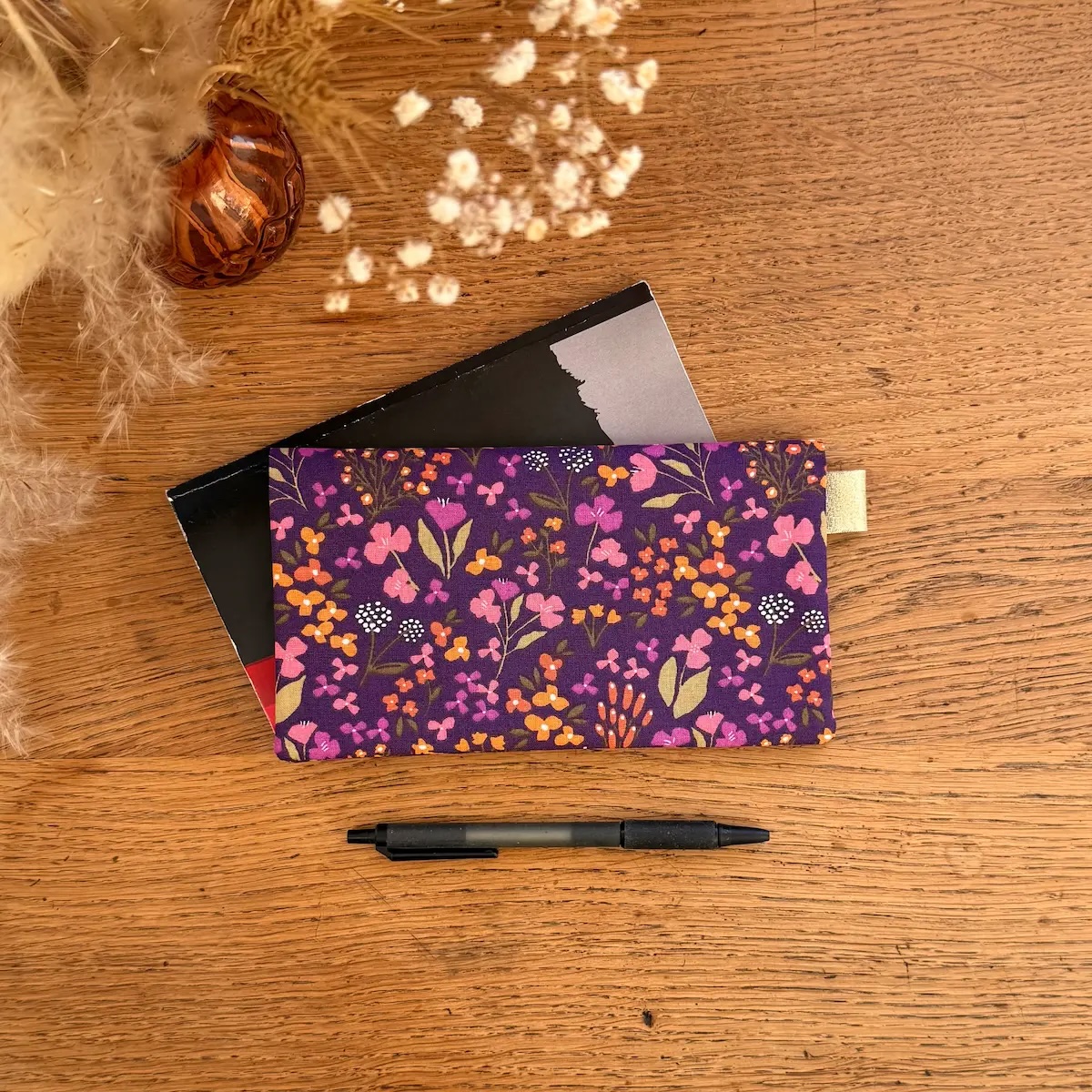 protège chéquier en tissu coton à motifs fleurs sur fond violet
