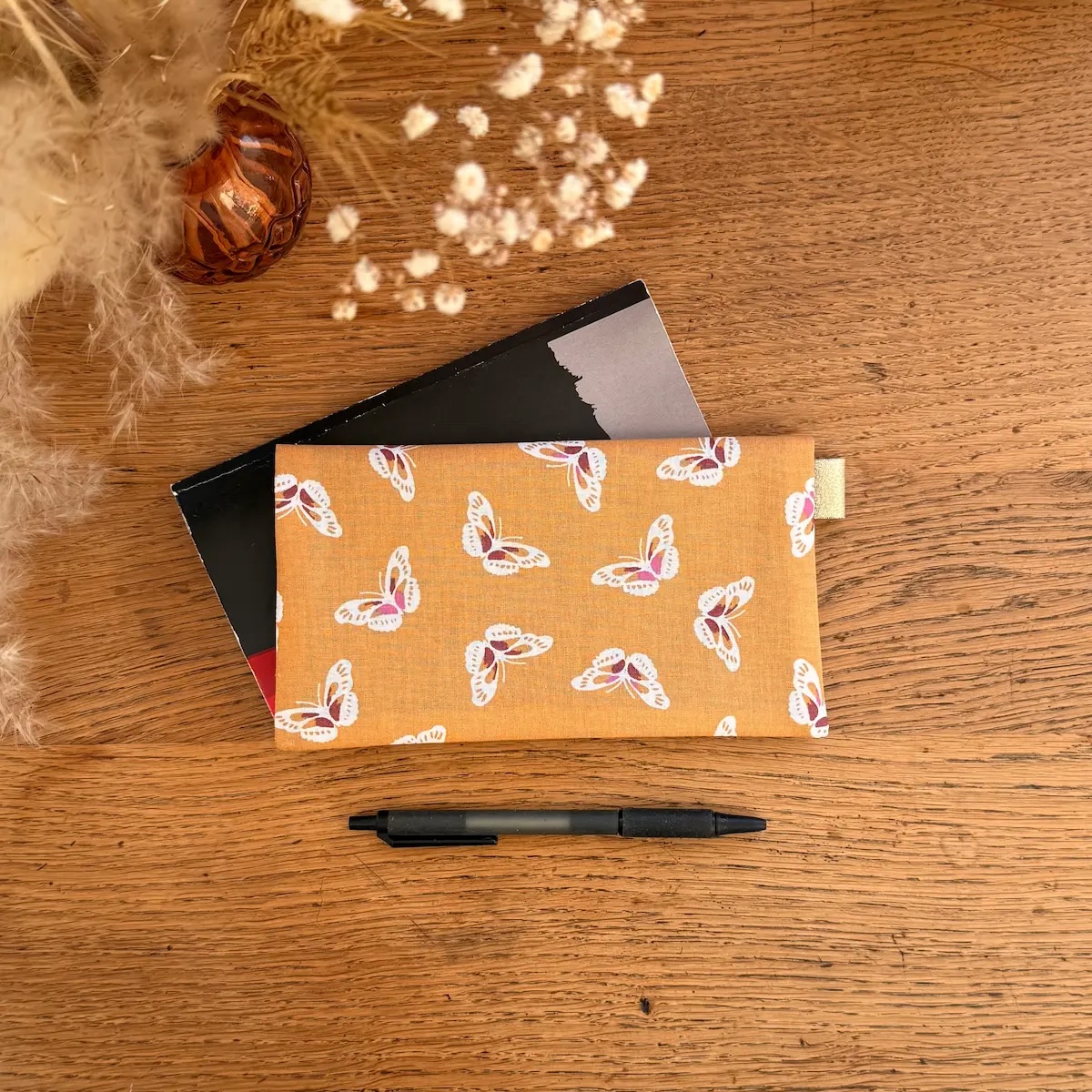 protège chéquier en tissu coton à motifs papillons sur fond camel