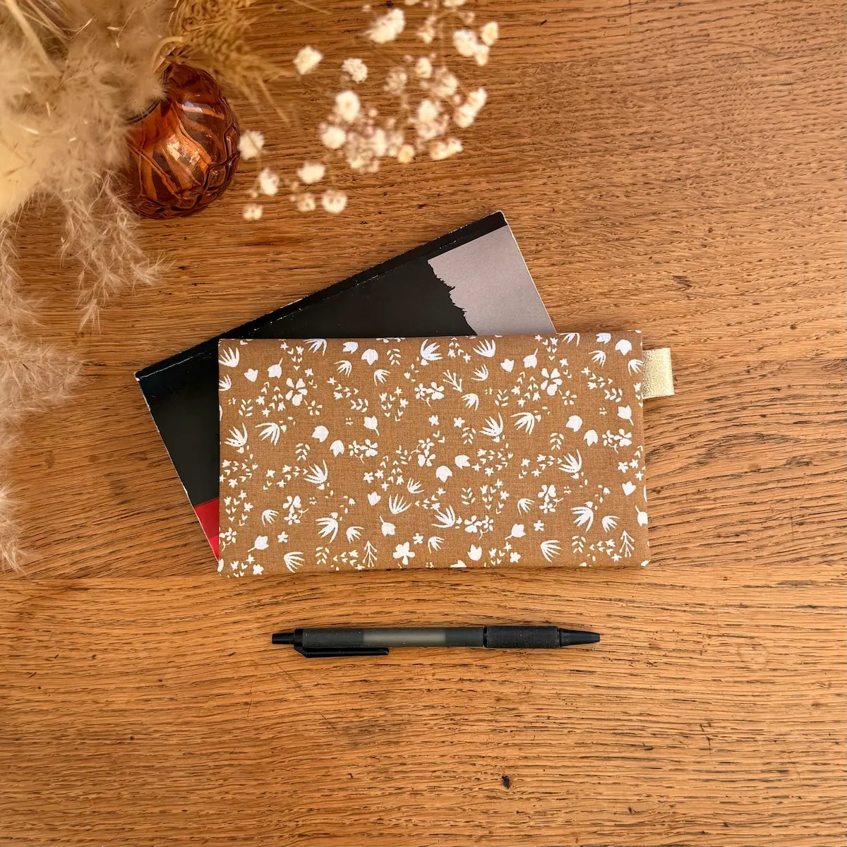 protège chéquier en tissu coton à motifs fleurs blanches sur fond camel