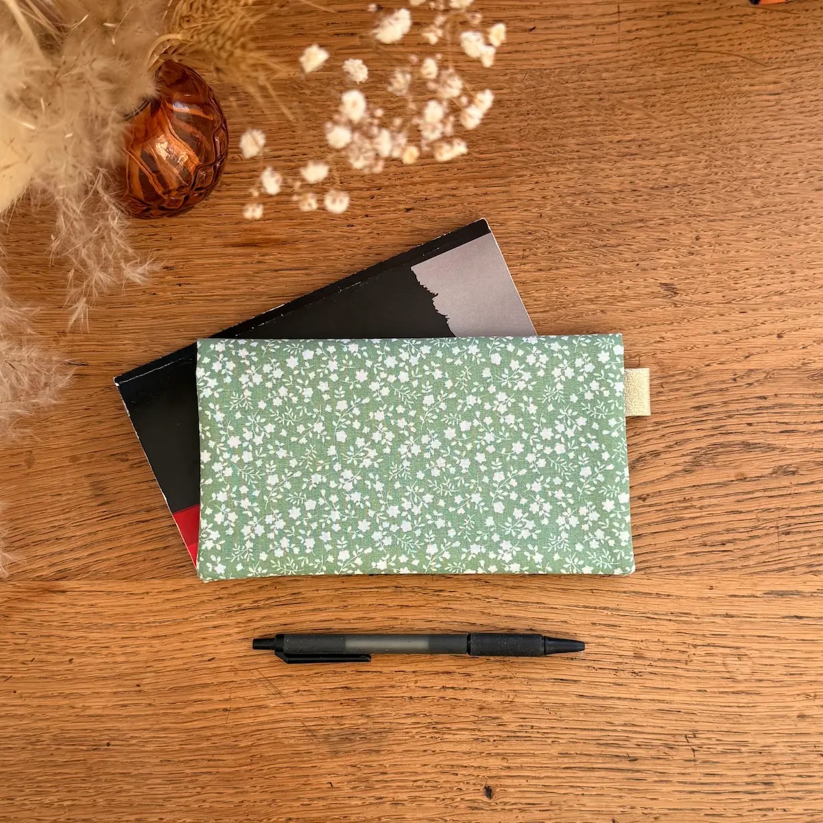 protège chéquier en tissu coton à motifs fleurs sur fond vert