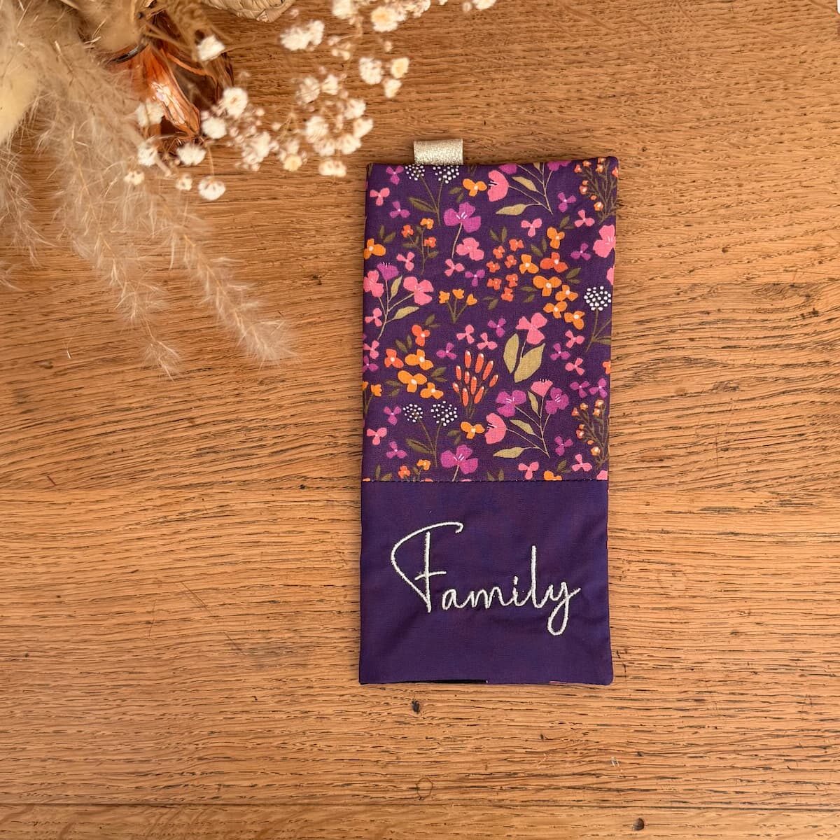 protège livret de famille avec des fleurs sur fond violet