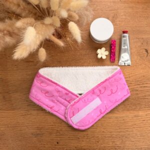 bandeau de soin en coton éponge avec un tissu couleur rose avec des seins et des coeurs
